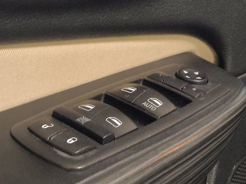 Used 2015 Jeep Cherokee Latitude FWD image 27
