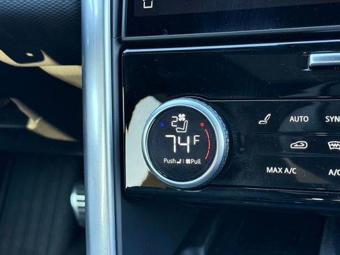 Certified 2025 Land Rover Discovery Dynamic SE image 22