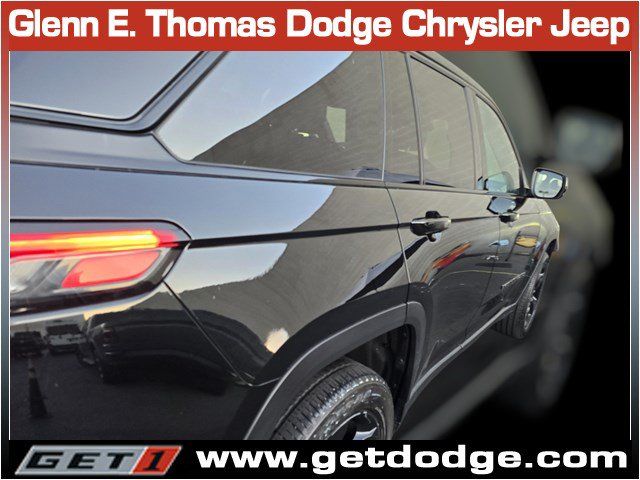 Used 2023 Jeep Grand Cherokee Altitude AWD/4WD image 12