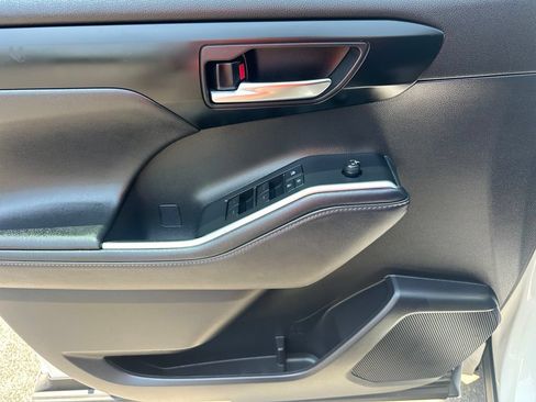 Used 2021 Toyota Highlander XSE FWD image 11