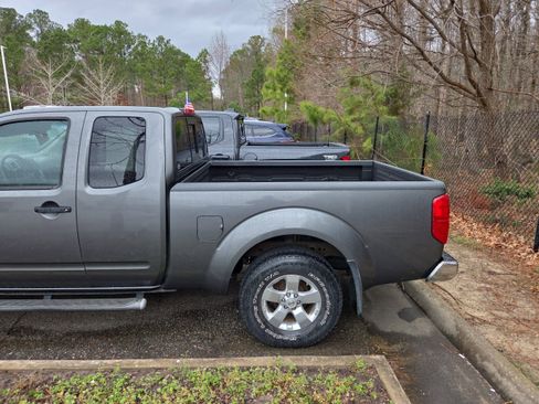 Used 2009 Nissan Frontier SE w/ SE Value Truck Pkg AWD/4WD image 6