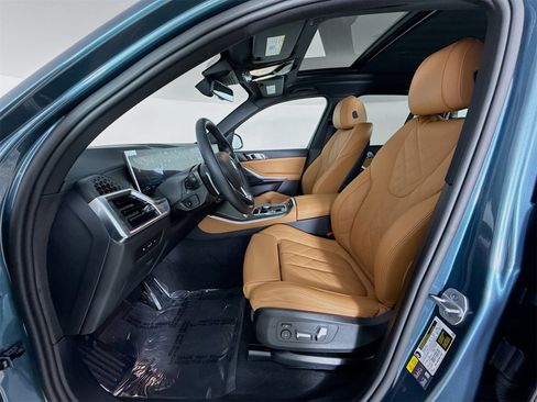 Used 2025 BMW X5 xDrive50e w/ Parking Assistance Package image 21