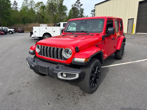 Used 2025 Jeep Wrangler Unlimited Sahara w/ Safety Group AWD/4WD image 3