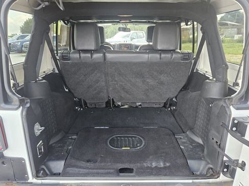 Used 2017 Jeep Wrangler Unlimited Rubicon w/ Connectivity Group image 8