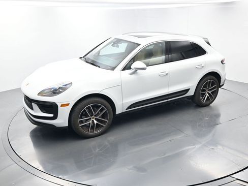 Certified 2024 Porsche Macan image 31