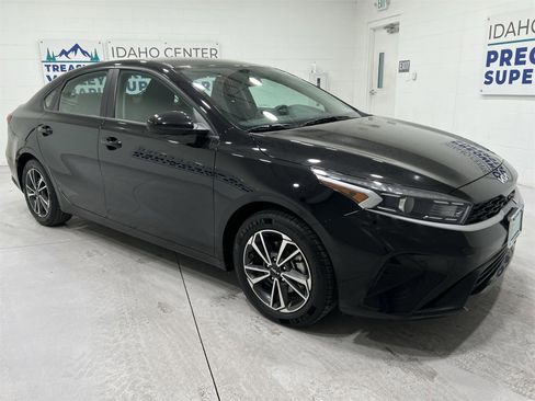Used 2023 Kia Forte LXS image 2