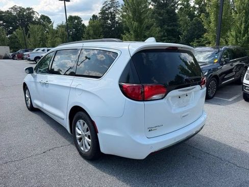 Used 2017 Chrysler Pacifica Touring-L FWD image 3