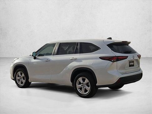 Used 2025 Toyota Highlander LE FWD image 8