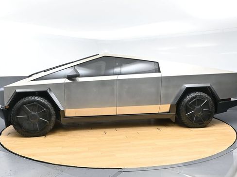 Used 2024 Tesla Cybertruck AWD Crew Cab image 5