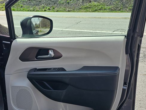 Used 2023 Chrysler Voyager LX image 6