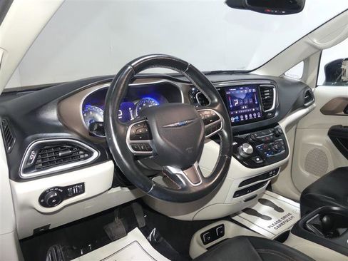 Used 2018 Chrysler Pacifica Touring-L Plus FWD image 23