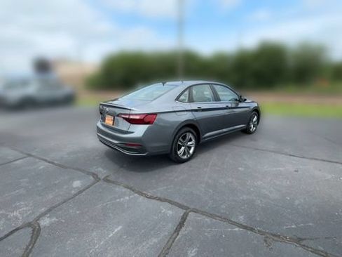 Used 2024 Volkswagen Jetta SE FWD image 8