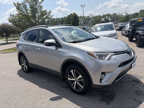 Used 2018 Toyota RAV4 XLE AWD/4WD image 3