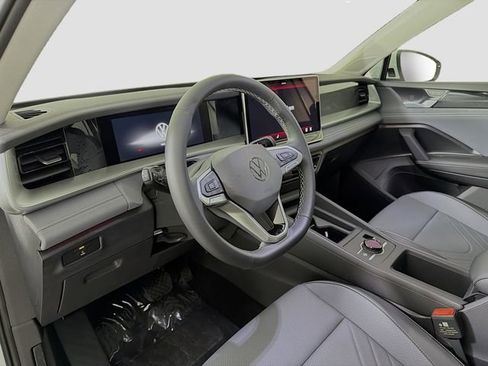 New 2026 Volkswagen Tiguan SE FWD image 9