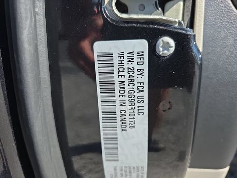 Used 2024 Chrysler Pacifica Limited FWD image 43