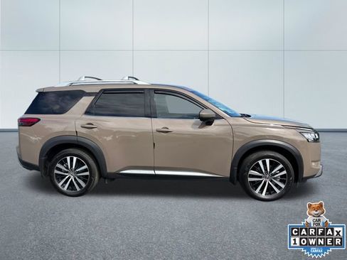 Used 2024 Nissan Pathfinder Platinum AWD/4WD image 2
