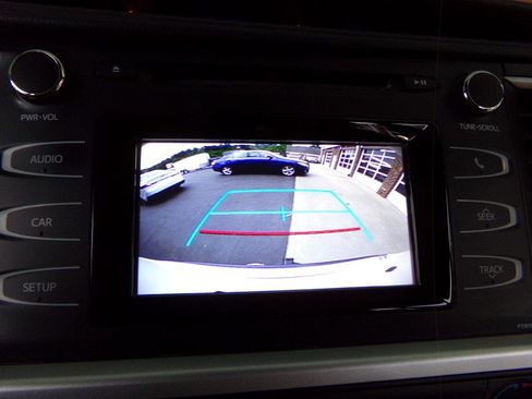 Used 2019 Toyota Highlander LE AWD/4WD image 33
