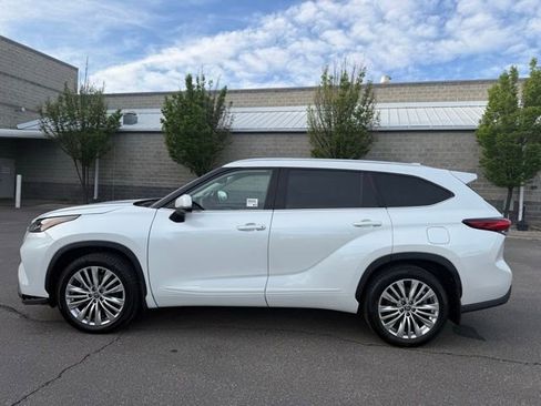Used 2022 Toyota Highlander Platinum AWD/4WD image 1