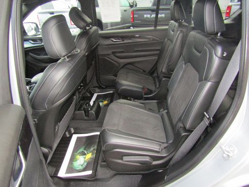 Used 2023 Jeep Grand Cherokee L Laredo image 13