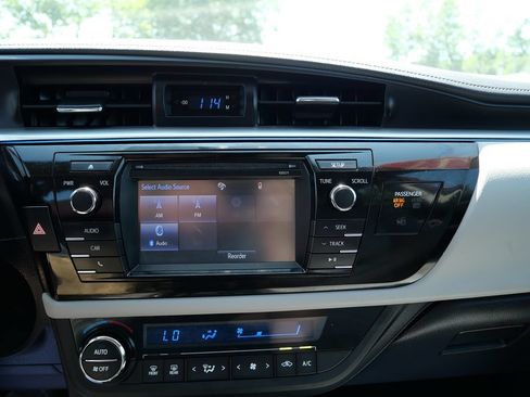 Used 2016 Toyota Corolla LE FWD image 14