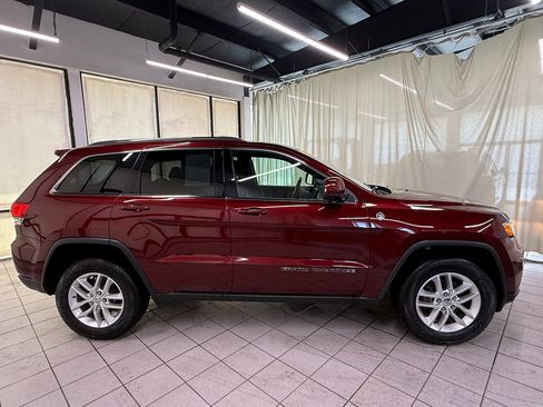 Used 2017 Jeep Grand Cherokee Laredo w/ Quick Order Package 23E AWD/4WD image 3