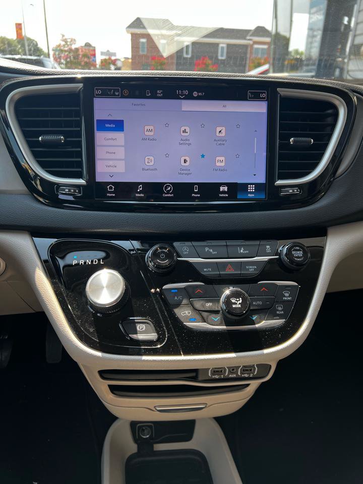 Used 2023 Chrysler Pacifica Touring-L FWD image 14