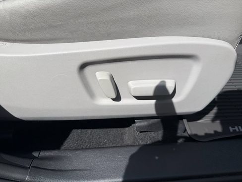 Used 2019 Toyota Highlander XLE FWD image 42