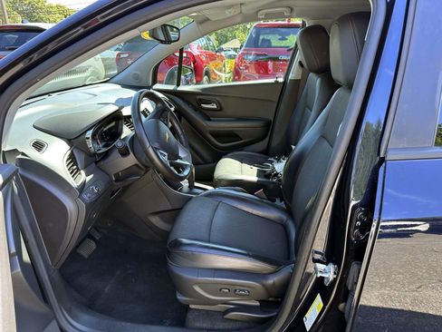 Used 2022 Chevrolet Trax LT w/ LT Convenience Package AWD/4WD image 11