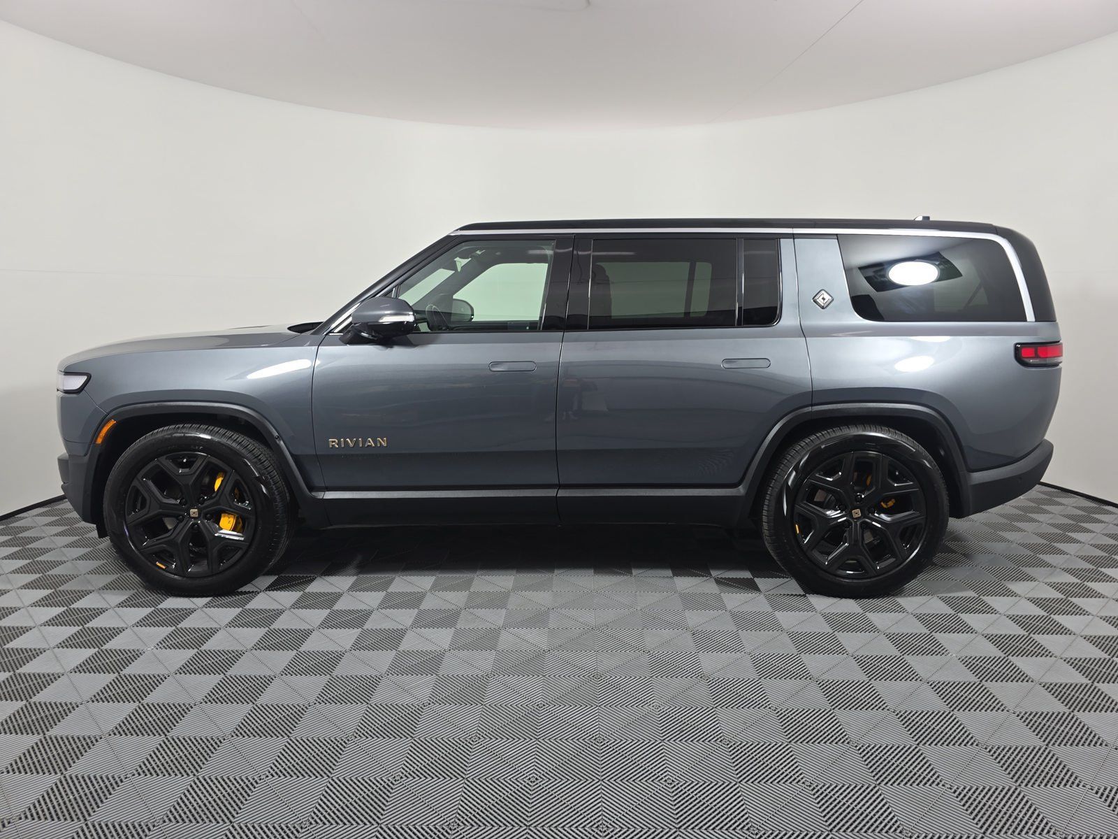 Used 2022 Rivian R1S Launch Edition Quad AWD/4WD image 2