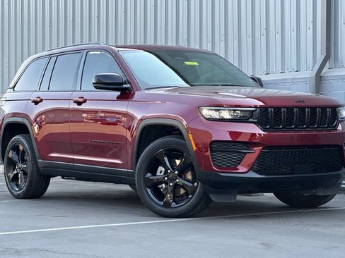 Used 2024 Jeep Grand Cherokee Altitude AWD/4WD image 2