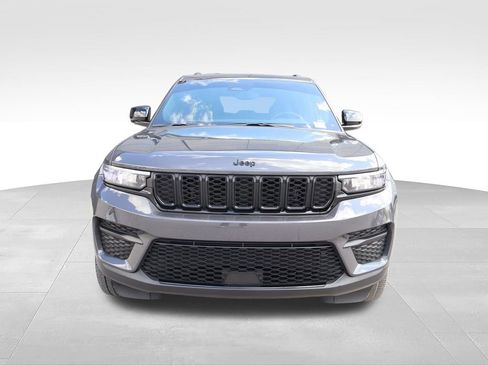Used 2023 Jeep Grand Cherokee Altitude AWD/4WD image 7