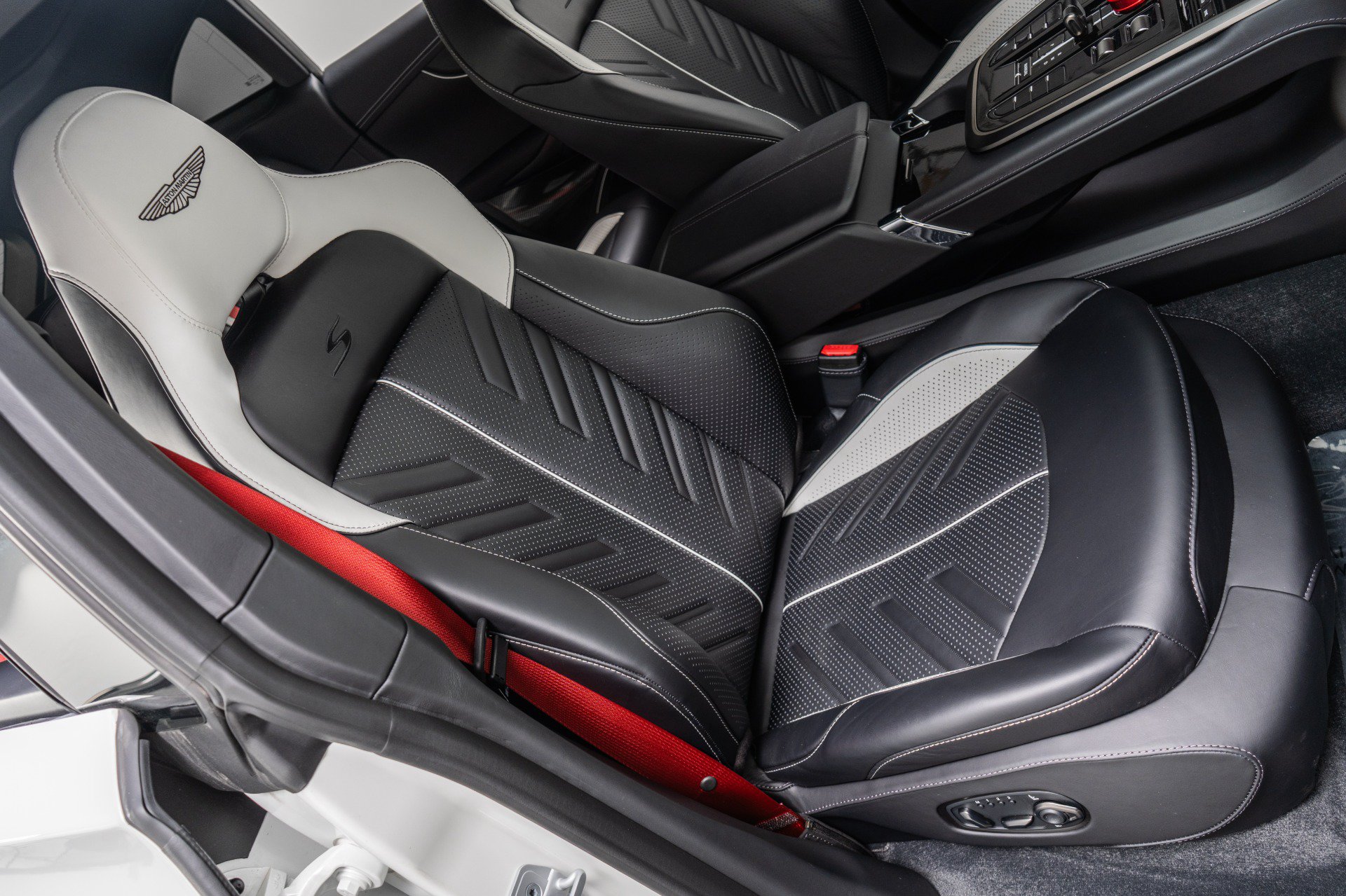 Used 2026 Aston Martin DBX S AWD/4WD image 26