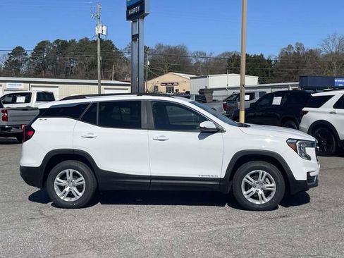 Used 2024 GMC Terrain SLE w/ Driver Convenience Package image 2