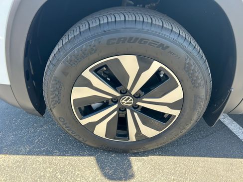 Certified 2025 Volkswagen Atlas Cross Sport SE FWD image 25
