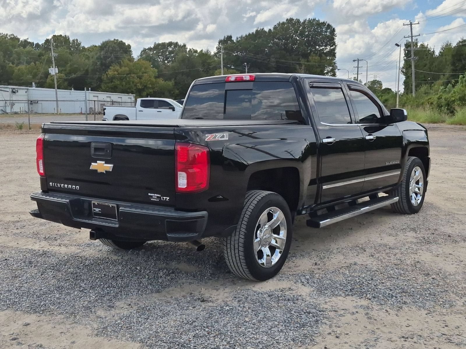 Used 2017 Chevrolet Silverado 1500 LTZ Z71 w/ LTZ Plus Package AWD/4WD image 6