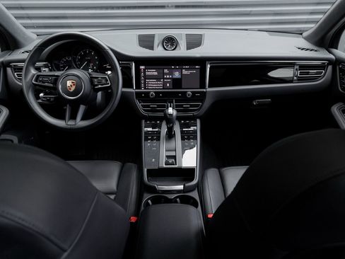 Certified 2025 Porsche Macan image 16