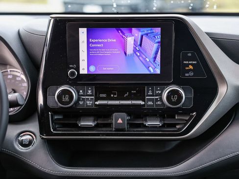 Used 2023 Toyota Highlander LE image 3