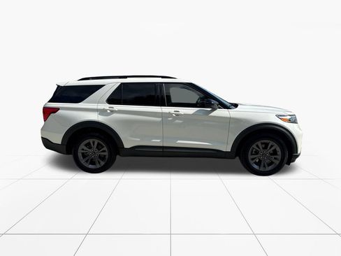 Used 2023 Ford Explorer XLT w/ Equipment Group 202A AWD/4WD image 9
