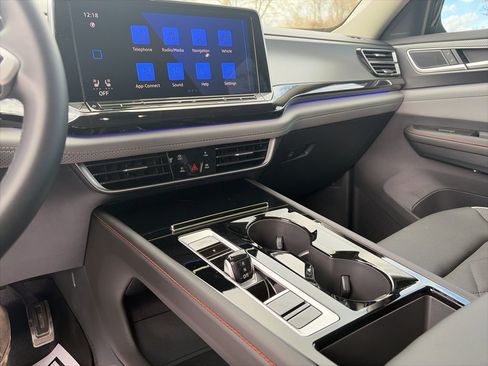 Used 2025 Volkswagen Atlas Peak Edition SE image 19