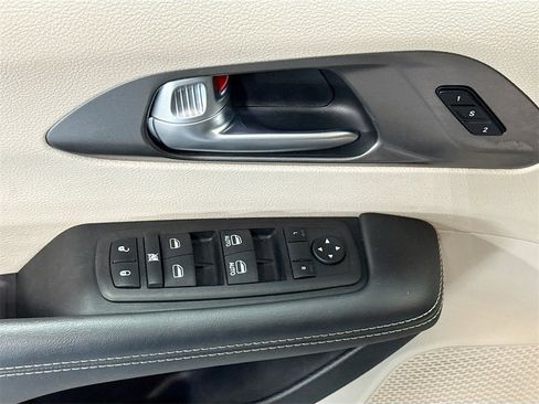 Used 2024 Chrysler Pacifica Touring-L image 15