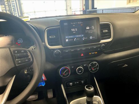 Used 2025 Hyundai Venue SE image 18