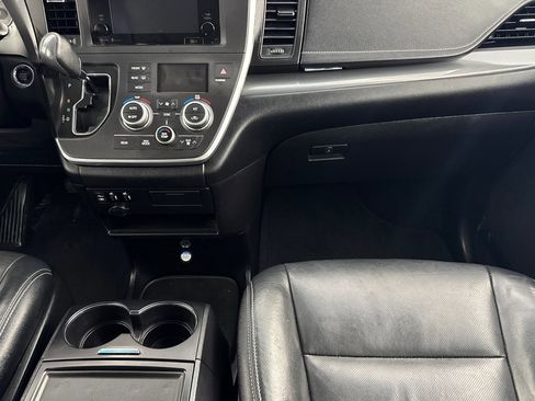Used 2015 Toyota Sienna SE FWD image 29