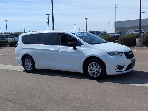 Used 2024 Chrysler Pacifica Touring-L image 7