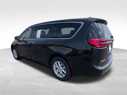 Used 2023 Chrysler Pacifica Touring-L FWD image 4