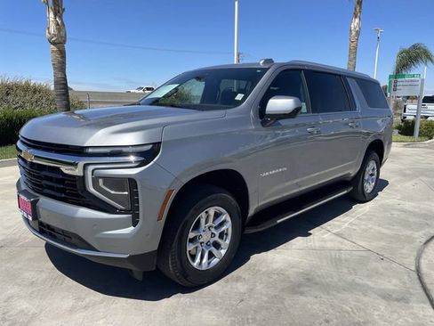 Used 2025 Chevrolet Suburban LS RWD image 4