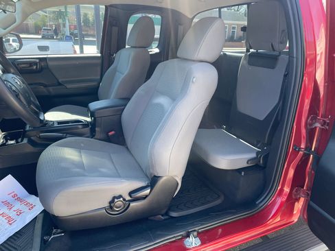Used 2018 Toyota Tacoma SR image 4