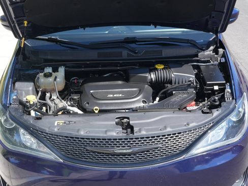 Used 2018 Chrysler Pacifica Touring Plus w/ S Appearance Package FWD image 22