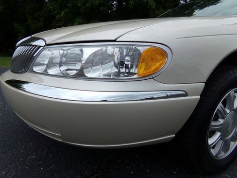 Used 2001 Lincoln Continental image 7