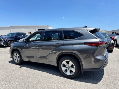 Used 2023 Toyota Highlander LE FWD image 7