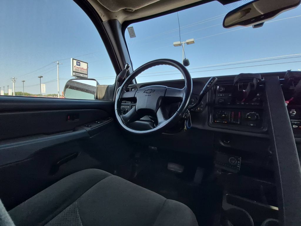 Used 2004 Chevrolet Silverado 2500 LS w/ Skid Plate Package AWD/4WD image 8